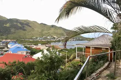 Image de Chambre terrasse et petit carbet antillais avec vue sur la baie