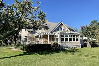 Image de Historic Sea Capt Home Overlooking Twilight Lake: Pool, Walk To Beach & Village