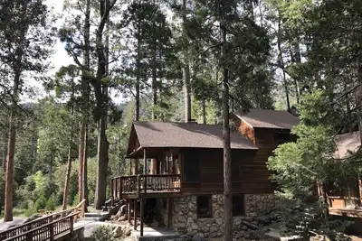 Image de Rare & Authentic in Prime Location, Views, Chef Kitchen & Style