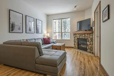 Image de Large corner unit in Creekside - perfect location close to the trails & village!