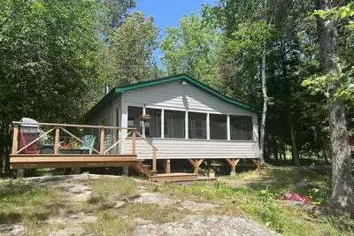 Image de Charming, quiet & rustic cabin on the French River with enclosed porch and deck
