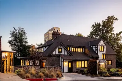 Image de 5, 000 sqft Luxury Home Downtown Slc, 5br 3ba + Hot Tub