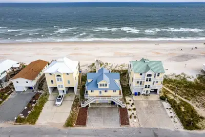 Image de Beach Front with Charm and Luxury. 2 person Hot Tub on Deck. Beautiful Loft!