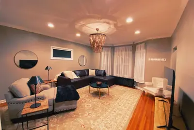 Image de ✨Spacious Urban Apt w\/4br & Office-Ready in Albany