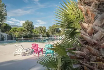 Image de Appartement dans une maison de vacances avec climatisation, piscine, Wifi, Tv, terrasse, parking