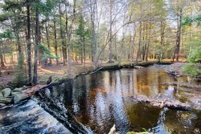 Image de Escape to Serenity: Monthly Cottage Rental by the Stream in Pocono Lake!