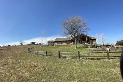Image de Starview Ranch: 3 homes w\/ 7 bdrms, pool, sauna, spa & gym on 50 beautiful acres