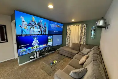 Image de Gamers Oasis! Gaming Wall-4 70” Samsungs! Board Games! Family Home Near Gaylord
