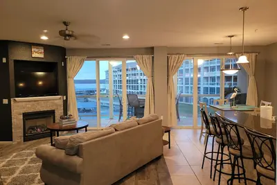 Image de Beautiful Land's End Waterfront Condo