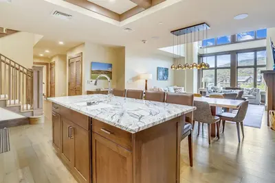 Image de Sunny Spruce: 4 br at Spruce Peak, ski-in/ski-out, fireplace, a/c!