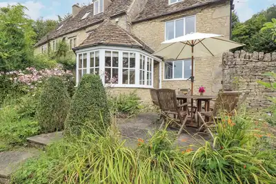Grange Cottage, family friendly, with open fire in Minchinhampton