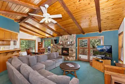 Image de The Family Cabin by Destination Big Bear : Moonridge Chalet Close to Bear Mtn, Golf Course & Zoo! Spa! Pool Table!
