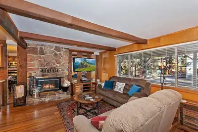 Image de Castle Rock Cabin by Destination Big Bear : Located Close to the Lake! Hot Tub! Pool Table! Foosball! Fenced Yard!
