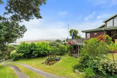 Image de Bliss on Breve - This large, spacious and comfortable home has beautiful and extensive views of the ocean and estuary. Handily located for the estuary, shops\/cafes, golf course and Mangawhai Activity Zone this is a great property for two families.