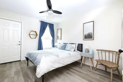 Image de Hestia: Modern Duplex near Apple & The Domain