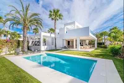Image de Modern & Luxurious Family Villa next to the Beach