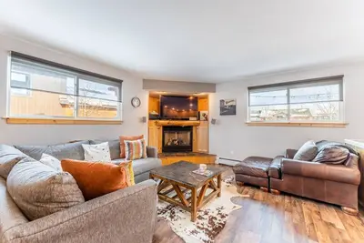 Image de Central Location, Private Hot Tub, In-Unit Washer/ Dryer, Close to Skiing