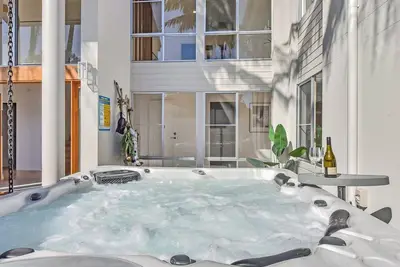 Image de Reflections at Sunset Beach - a stunning 5-bedroom, absolute waterfront property at Soldiers Point