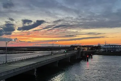 Image de A pristine condo on the bay that comes with beautiful sunsets.