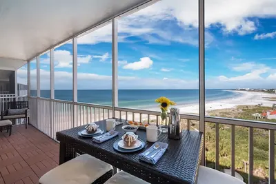 Image de 2 Bedroom, 2 Bath Penthouse with Panoramic Beach Views - All New!