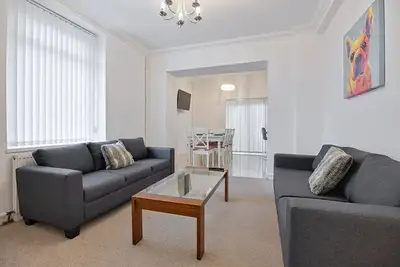 Image de Huge 5 bedroom home, Off road parking, 2 En-suites