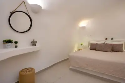 Image de Canava Suite with Indoor Hot Tub @ Megalochori square