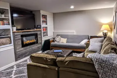 Image de Cozy & Spacious Daylight Basement Suite +Hot Tub!