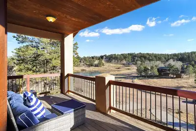 Image de Modern Western Home with Lake and Mountain Views