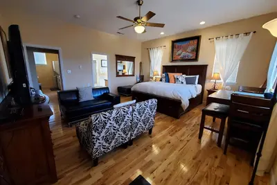 Image de Gorgeous private suite in ranch home with full kitchen/laundry and Jacuzzi tub!