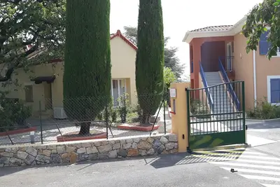 Image de Charmant 2 pièces climatisé dans petit domaine avec piscine