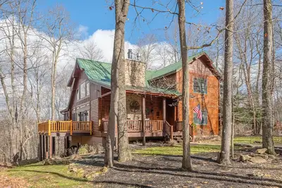 Image de Skylodge | Log Home, Hot Tub, Fun Attractions!
