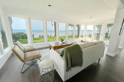 Image de Hot tub on a Prestigious Waterfront - Rare Two Acre Estate