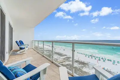 Image de Gulf-front gem with pool, hot tub, beach access, balcony & panoramic view