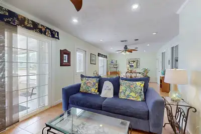 Image de Gulf Getaway with Free WiFi, Wet Bar, Enclosed Yard, & Screened-In Porch