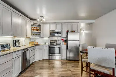 Image de Lovely Lakefront Condo with  Fireplace, Free High-Speed WiFi and Stunning Views