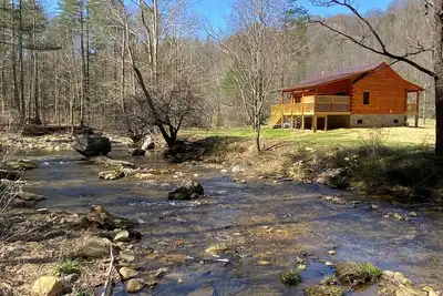New 2\/2 Log Cabin, Rushing Trout Stream, Hot Tub, Fireplace, 8 Acres, WiFi