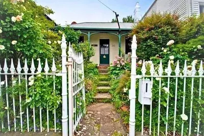 Historic 3 Bed \"Bostane Cottage\" Close to City.