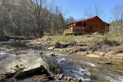 Image de New 2\/2 Log Cabin, Rushing Trout Stream, Hot Tub, Fireplace, 8 acres, WiFi