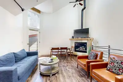 Image de Lofted snowbird-friendly condo with ski views & fireplace - walk to lifts