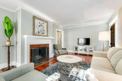 Image de Beautiful, Classic Home with Free WiFi, a Full Kitchen, Sunroom, & Enclosed Yard