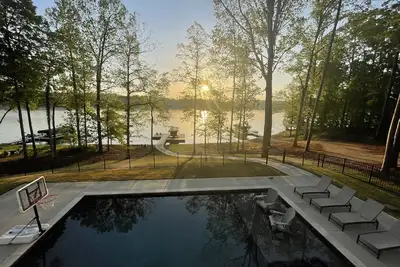 Image de New Lakefront Oasis with Private Heated Pool