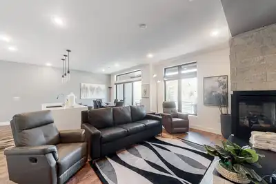 Image de Modern Riverfront Condo with a Furnished Patio, Gas Fireplace, & Free WiFi