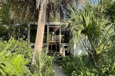 Image de 1 Block to Beach Cozy Boho West End Cottage