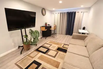 Image de Spacious, Lake Merritt Area Condo Style Unit For Rent
