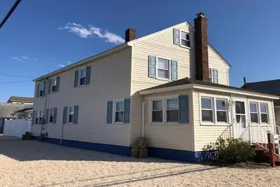 Image de Just moments from the Causeway Bridge this charming spacious five-bedroom – 2 bath home is located.