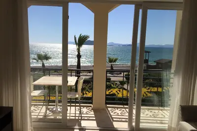 Image de Beachfront 1 bedroom apartment with full seaviews and shared pool