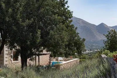 Image de Koules Estate-Narcissus, natural scenery-An agricultural barn for nature lovers!
