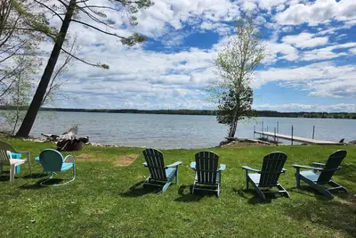 Image de Waterfront log home on Elk Lake with dock and mooring, window A/C. Pet ok.