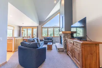 Image de Townhome w/ Private Hot Tub & Deck with Slope Views & Short Walk to Lifts!