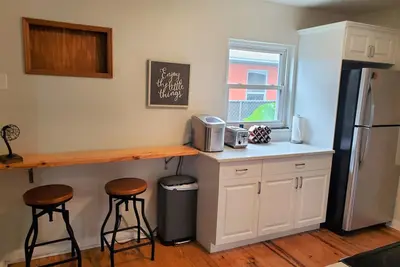 Image de Comfy Bungalow Minutes from the Beach & Downtown!
